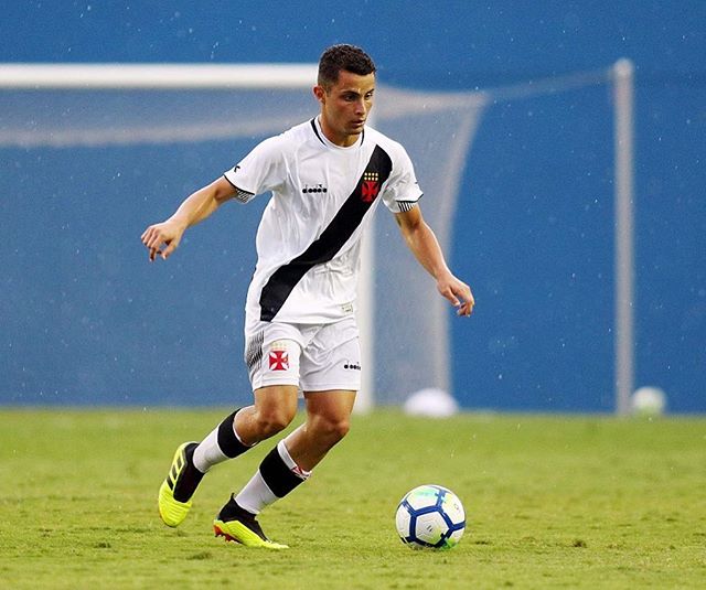 Vasco renova contrato com meia do elenco Sub-20