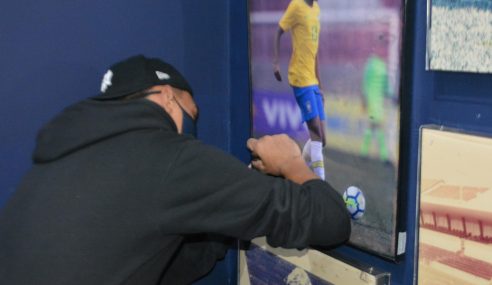 Atualmente no Flamengo, Matheuzinho visita Memorial do Londrina