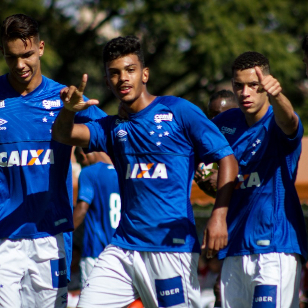 Artilheiro na base do Cruzeiro, atacante busca espaço no futebol português