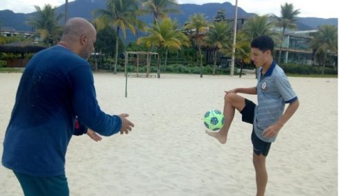 Pensando no retorno, Macaé Esporte promove cinco jogadores da base