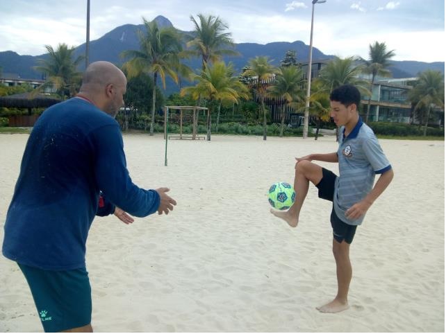 Pensando no retorno, Macaé Esporte promove cinco jogadores da base