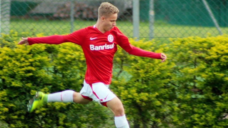 São Carlos empresta meia de 21 anos para clube de Albânia