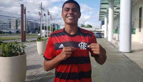 Mateusão assina primeiro contrato profissional com o Flamengo