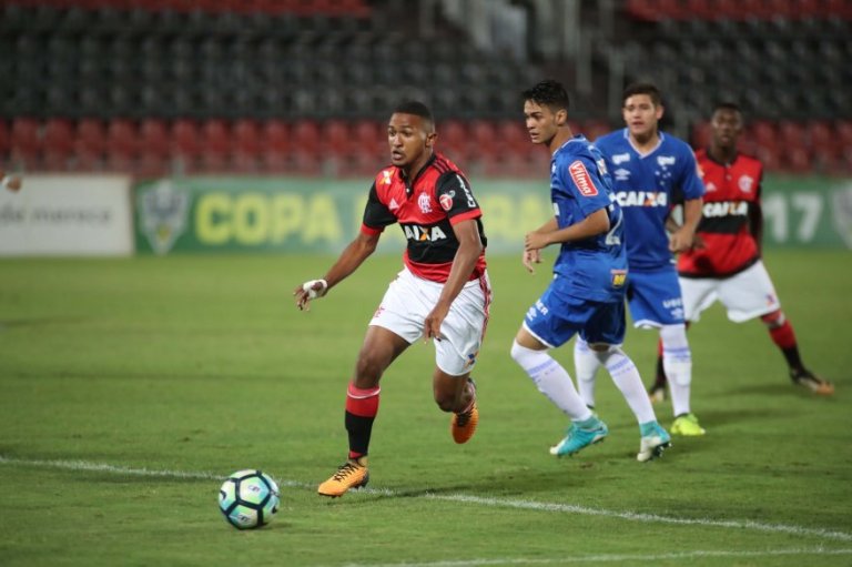 Flamengo negocia jogador do sub-20 com clube português