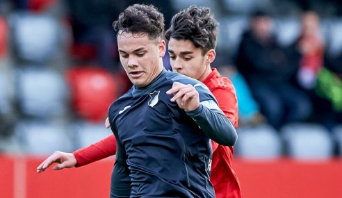 Capitão do sub-17 do Hoffenheim-ALE assina com o Schalke 04-ALE