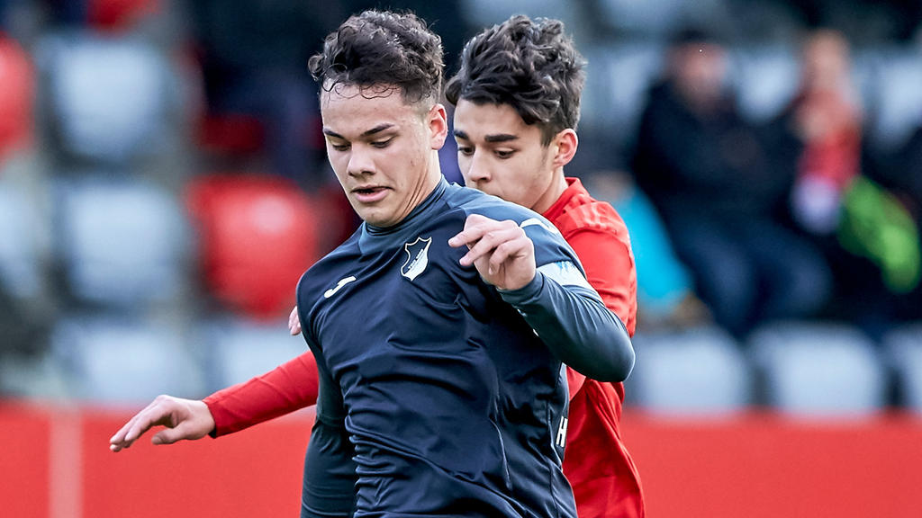 Capitão do sub-17 do Hoffenheim-ALE assina com o Schalke 04-ALE
