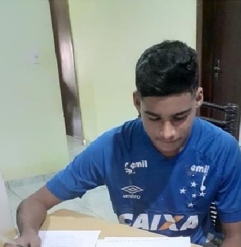 Cruzeiro assina contrato de formação com jovem promessa