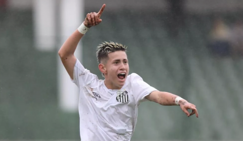 Santos negocia primeiro contrato profissional com artilheiro da base
