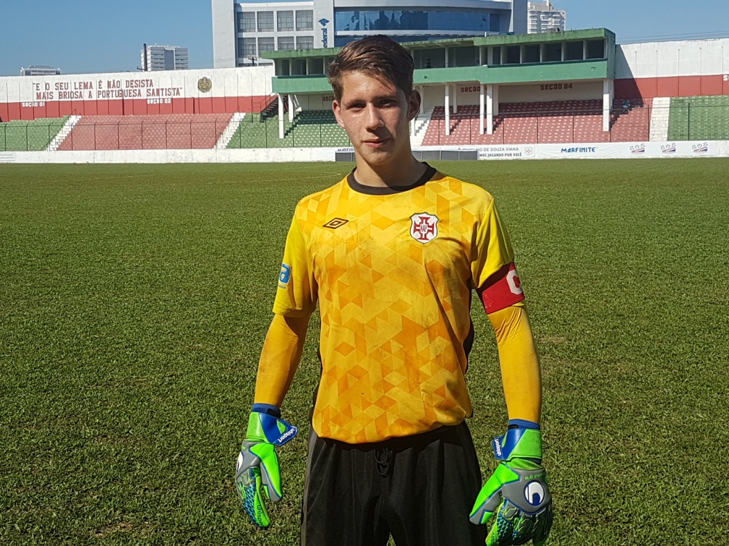 Portuguesa Santista promove goleiro de 17 anos para o profissional