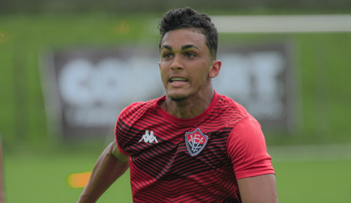 Vitória renova contrato com volante de 18 anos