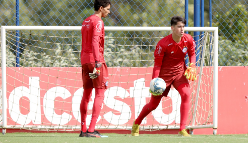 Goleiro de 15 anos fala sobre experiência de treinar entre os profissionais do Bahia