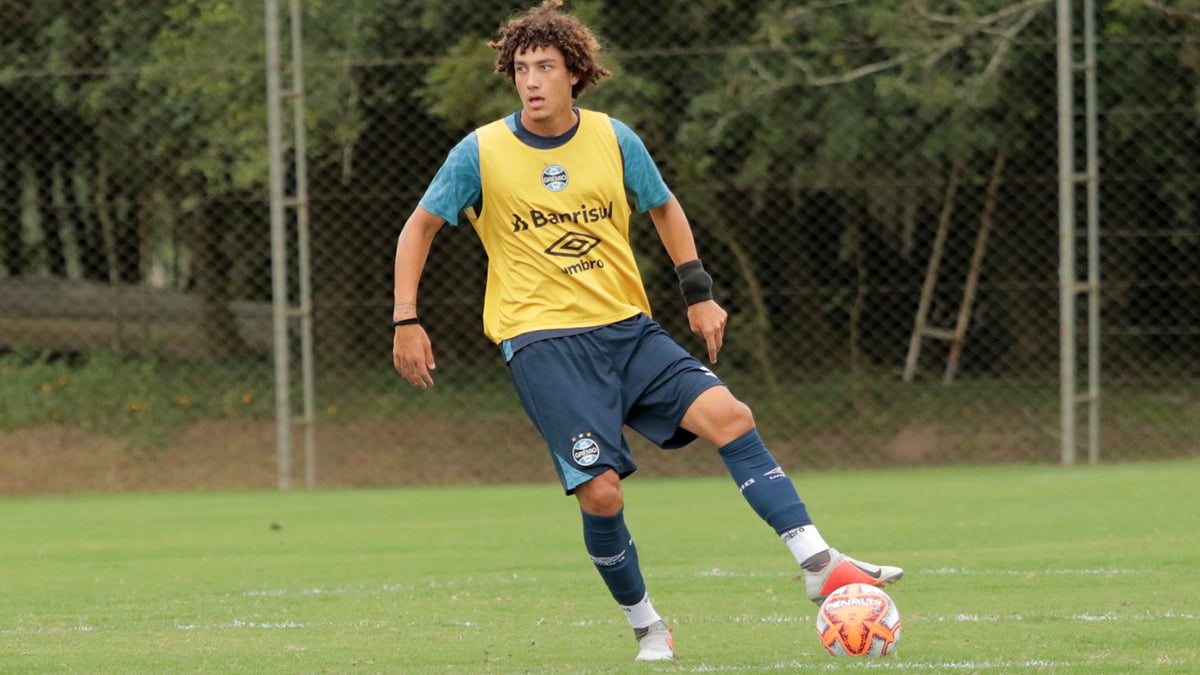 Negócio não avança e volante sondado pelo Athletico-PR segue no Grêmio