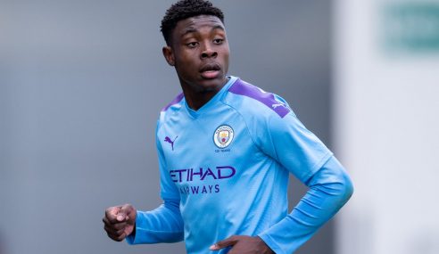 Fisayo Dele-Bashiru troca Manchester City-ING por Sheffield Wednesday-ING