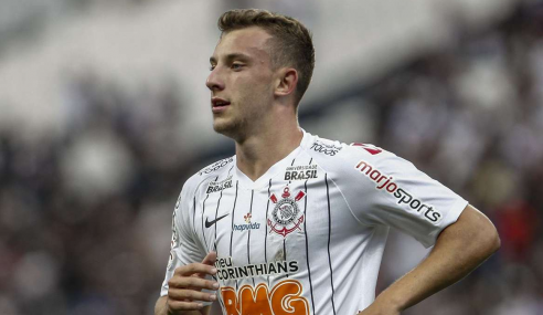 Corinthians acerta venda do lateral-esquerdo Carlos Augusto