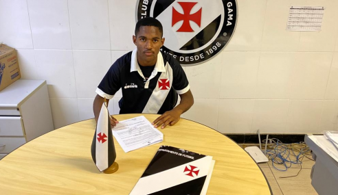 Vasco assina contrato de formação com atacante