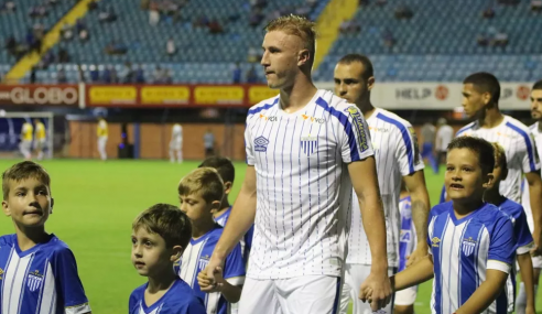 Avaí renova contrato de jovem zagueiro do time principal