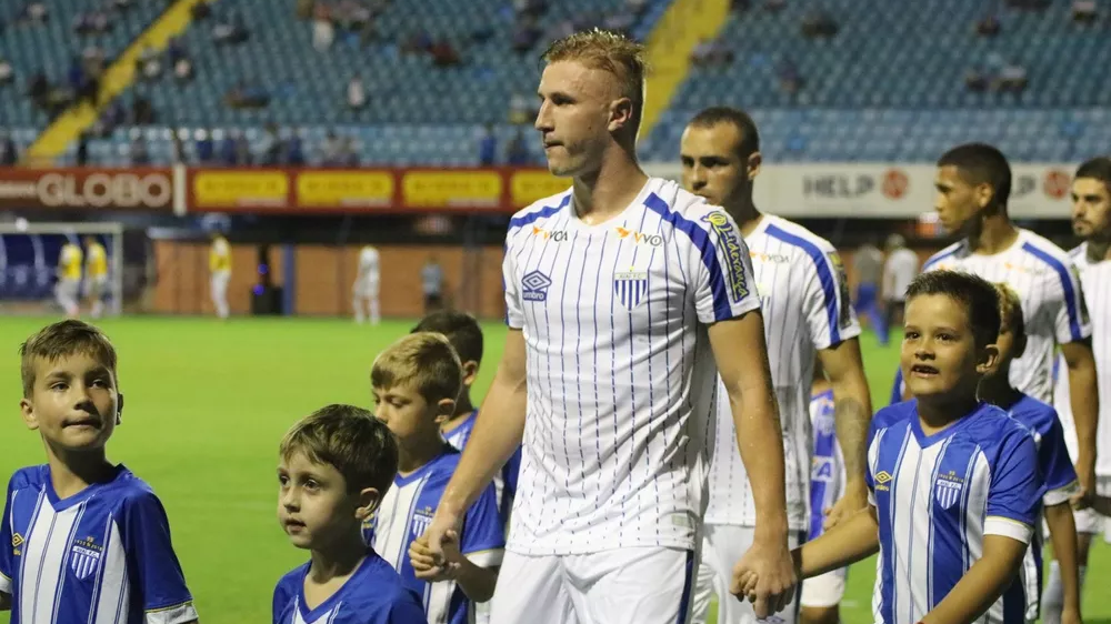 Avaí renova contrato de jovem zagueiro do time principal