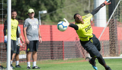 Flamengo rejeita ofertas de empréstimo por Hugo Souza e Lincoln