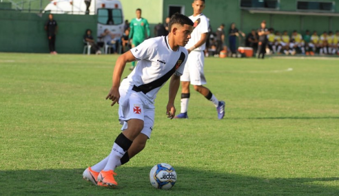 Laterais do sub-17 assinam contrato com o Vasco