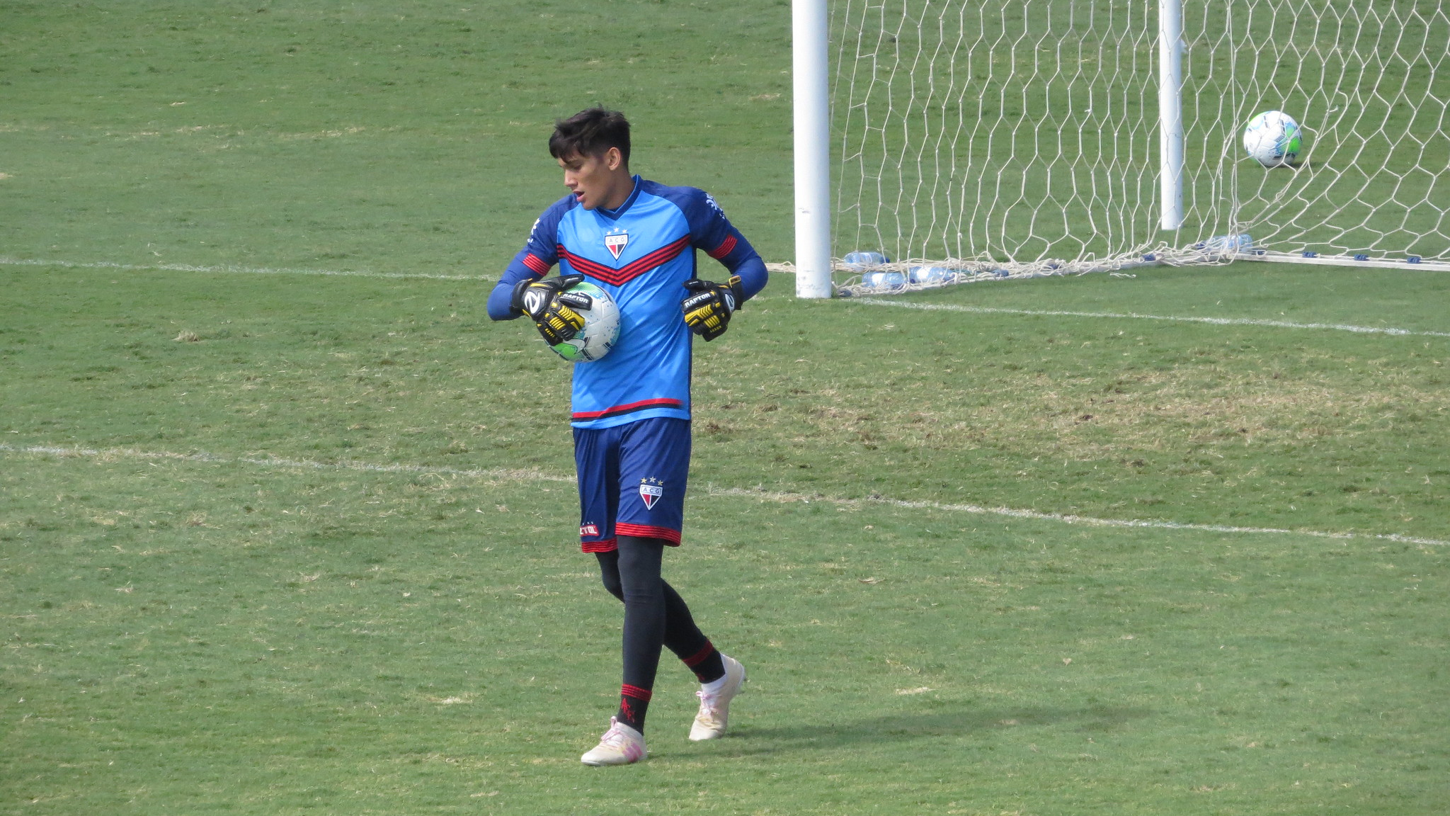 Atlético-GO firma vínculo profissional com goleiro de 18 anos