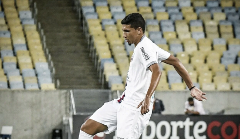 Volante Paulo Victor renova contrato com o Resende