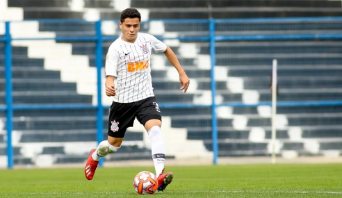 Zagueiro das seleções de base da Argentina assina contrato profissional com o Corinthians