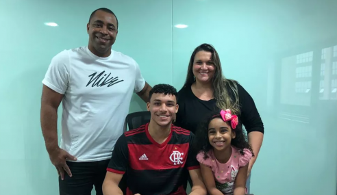 Camisa 10 do sub-17 assina primeiro contrato profissional com o Flamengo