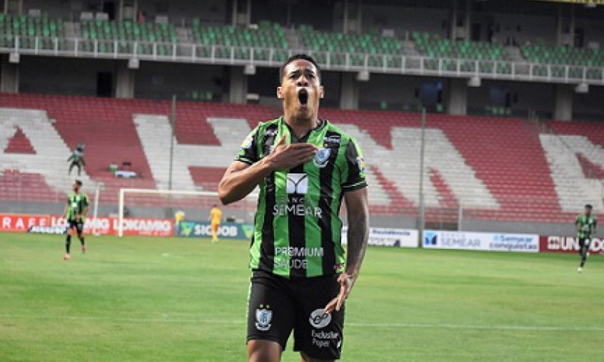 América-MG prorroga contrato de atacante Vitão