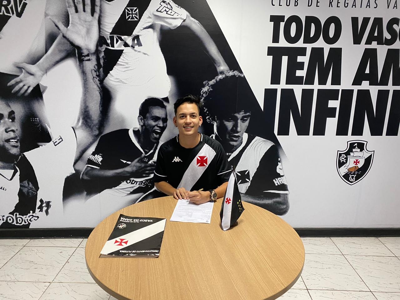 Goleiro e lateral assinam primeiros contratos profissionais com o Vasco