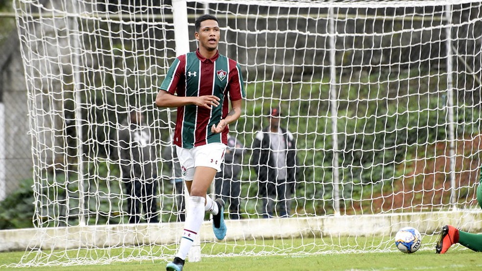 Fluminense renova com centroavante do sub-20 e estipula multa milionária