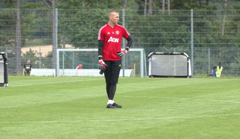 Blackpool-ING assina por um ano com goleiro eslovaco do Manchester United-ING