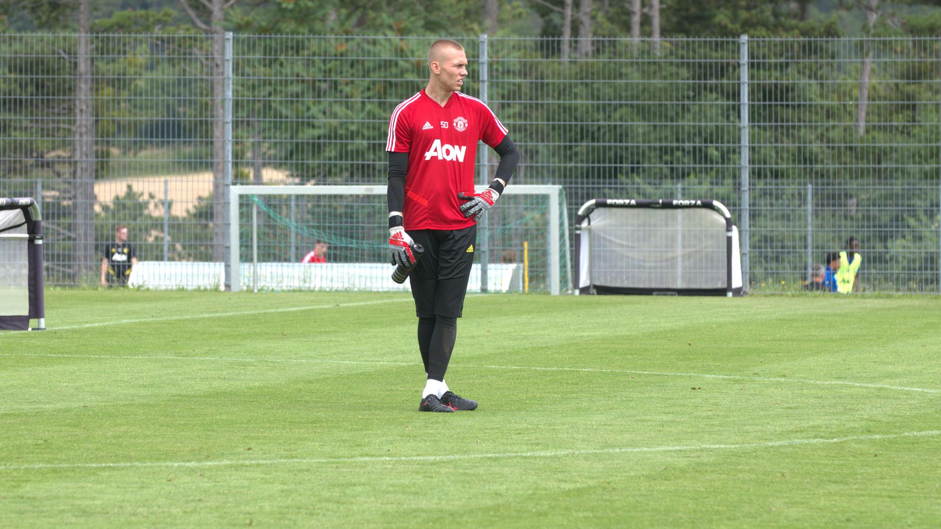 Blackpool-ING assina por um ano com goleiro eslovaco do Manchester United-ING