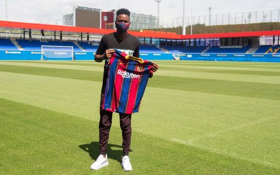 Barcelona-ESP apresenta zagueiro senegalês de 18 anos