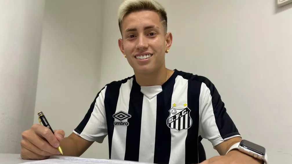 Alison Matheus assina contrato profissional com o Santos, que também negocia com joia de 15 anos