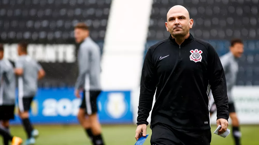 Corinthians terá interino na estreia do Brasileirão sub-20