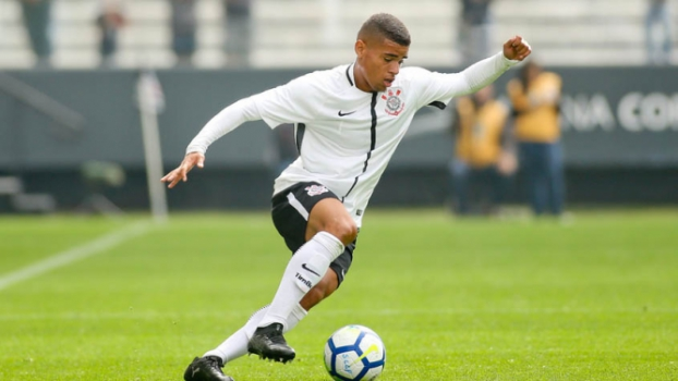 Lateral do sub-20 rompe ligamento e desfalca Corinthians