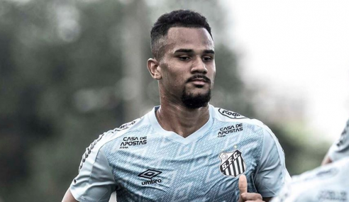 Zagueiro Derick tem futuro indefinido no Santos