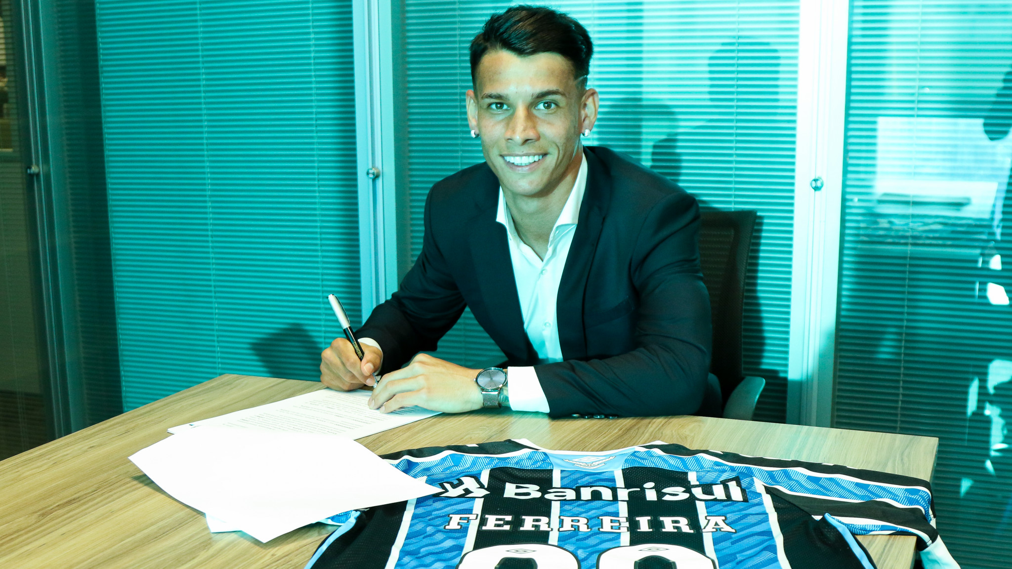 Após longo impasse, Grêmio renova com atacante Ferreira