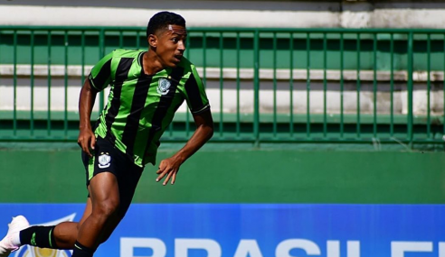 América-MG assina primeiro contrato profissional com atacante do sub-17