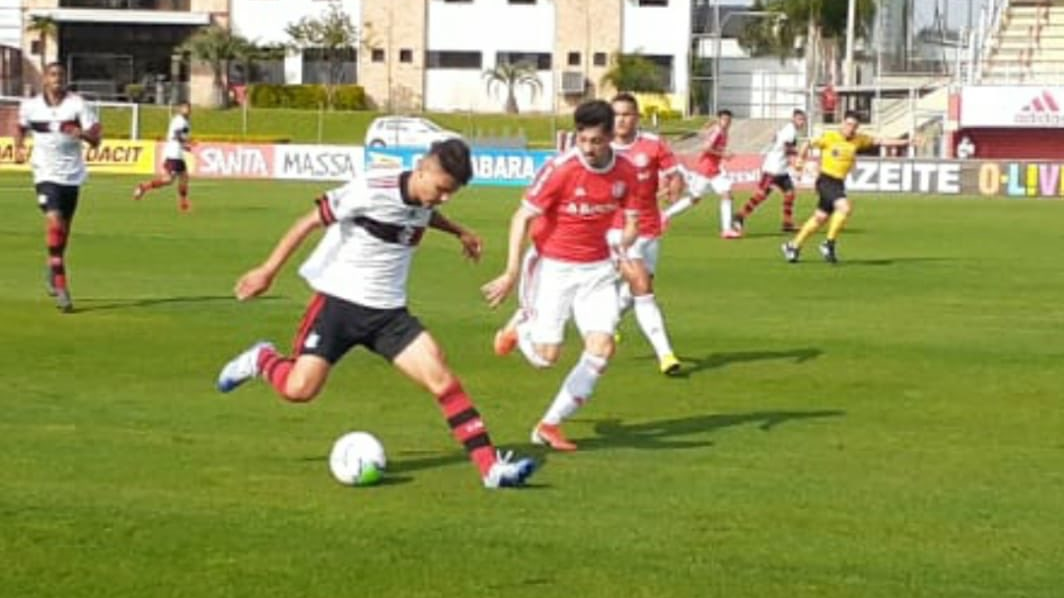 Desfalcado, atual campeão Flamengo perde para o Internacional no Brasileirão sub-20