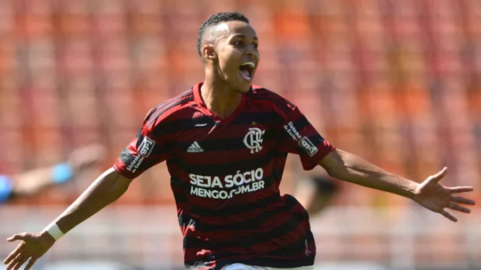 Lázaro sofre lesão e vira dúvida no Flamengo para o retorno das competições