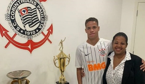 Corinthians assina contrato profissional com lateral ex-Flamengo