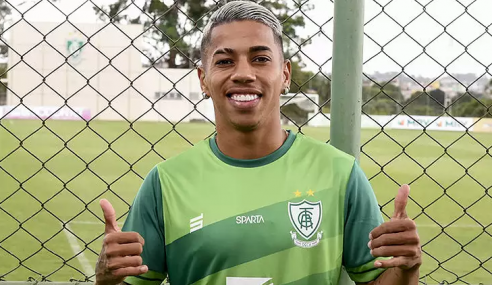 América-MG oficializa venda de Matheusinho a time de Israel
