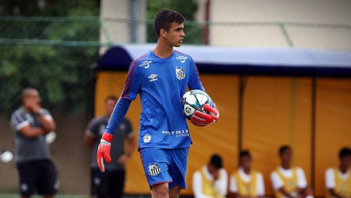 Santos promove goleiro de 15 anos ao sub-17