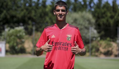 Benfica-POR contrata central búlgaro de apenas 16 anos