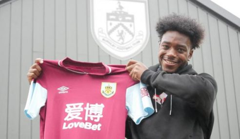 Burnley-ING apresenta jovem de 18 anos ex-Arsenal-ING