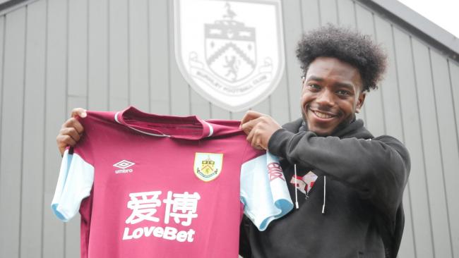 Burnley-ING apresenta jovem de 18 anos ex-Arsenal-ING