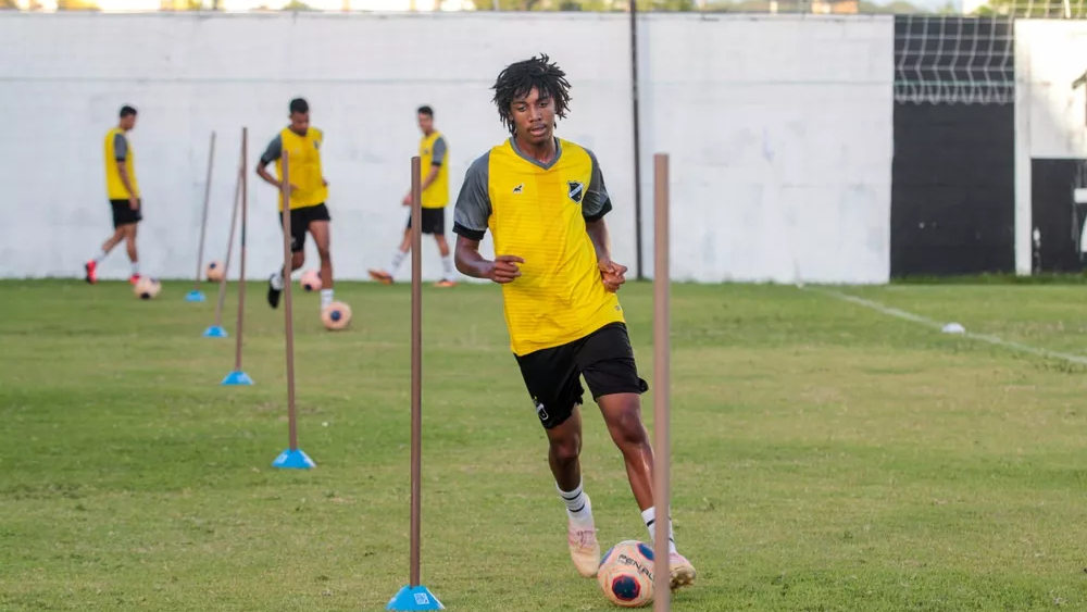 Flamengo contrata zagueiro de 16 anos do ABC