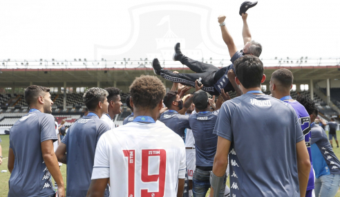 Alexandre Grasseli deixa sub-20 e vira auxiliar no profissional do Vasco