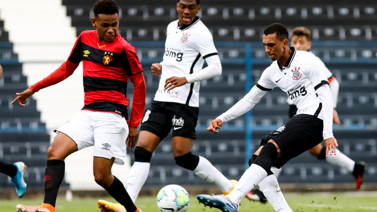 Decisivo no Brasileirão sub-17, Ronald celebra primeiro gol pelo Corinthians